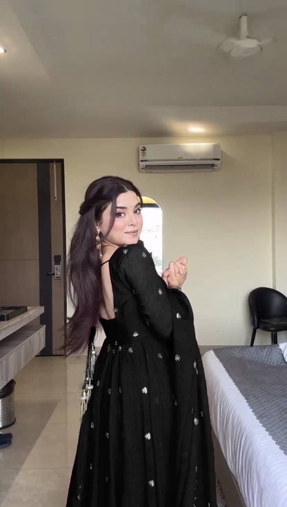 Effortless charm with our exclusive 3-piece set – crafted for comfort